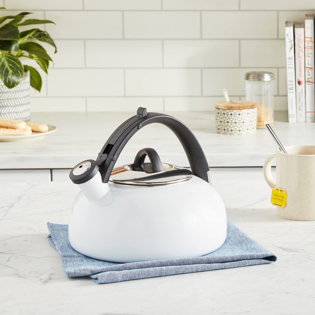 Cuisinart CTK-EOS2W Peak 2-Quart Teakettle, Make 2-Quarts of Boiling Water in this Classic Tea Kettle, Whistle Sound to