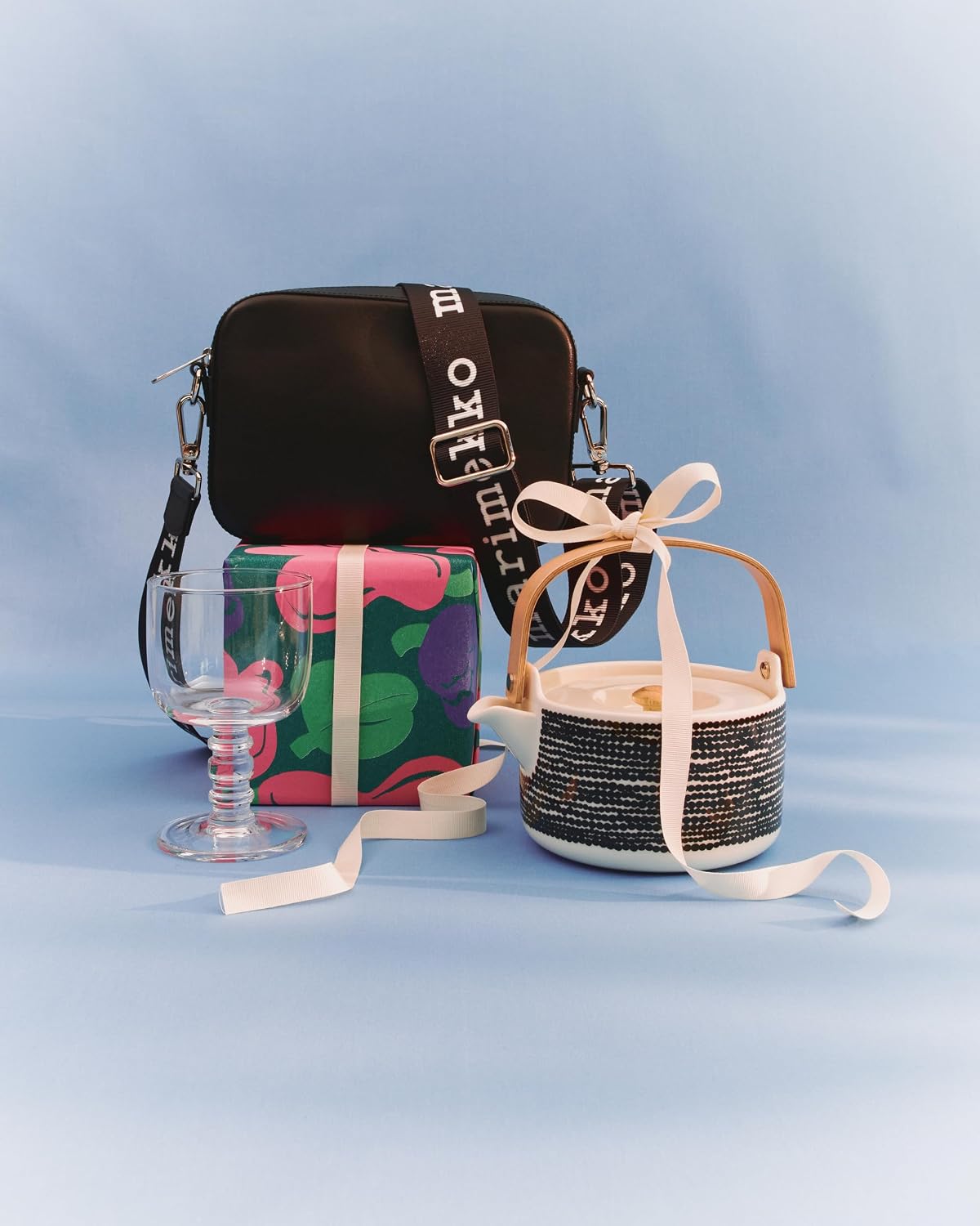 MARIMEKKO Oiva Räsymatto Stoneware Teapot — Refine Your Kitchen Décor with Our Iconic Black & White Stoneware — Stylish Ceramic Teapot with Tea Infuser Lid (26.63 oz)