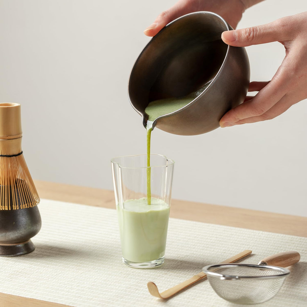 Mossen Matcha Whisk Set, Matcha Set with Ceramic Matcha Bowl, Bamboo Whisk & Holder, Sifter, Tea Scoop (Black Gold)