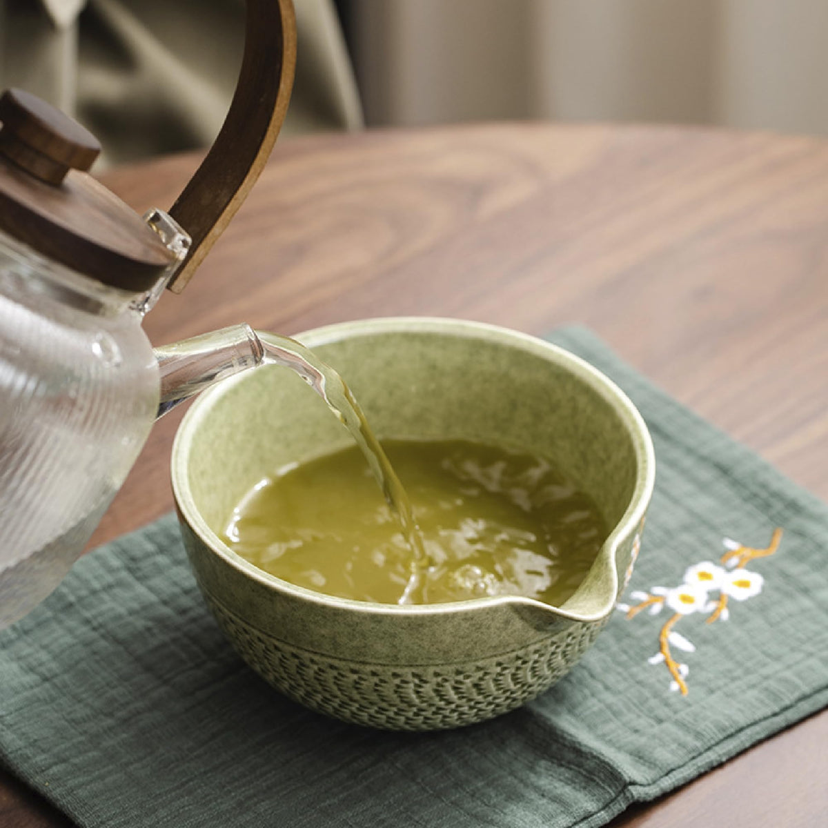 CAMATET Matcha Bowl with Spout, 500 ml/18 oz Ceramic Matcha Mixing Bowl, Japanese Ceremonial Matcha Chawan for Matcha