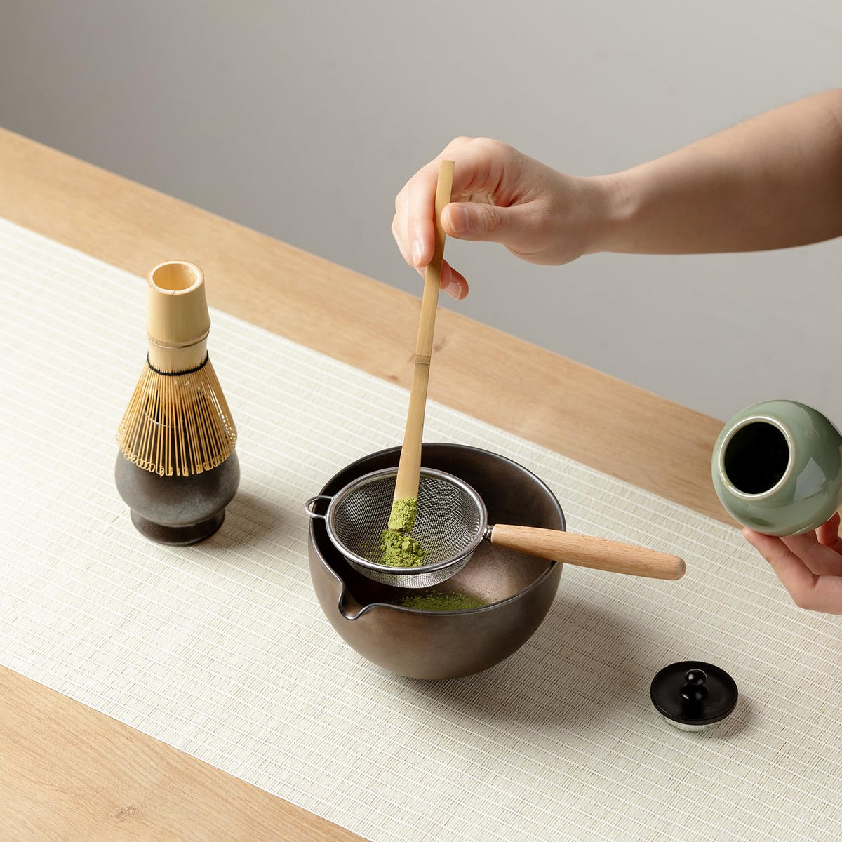 Mossen Matcha Whisk Set, Matcha Set with Ceramic Matcha Bowl, Bamboo Whisk & Holder, Sifter, Tea Scoop (Black Gold)