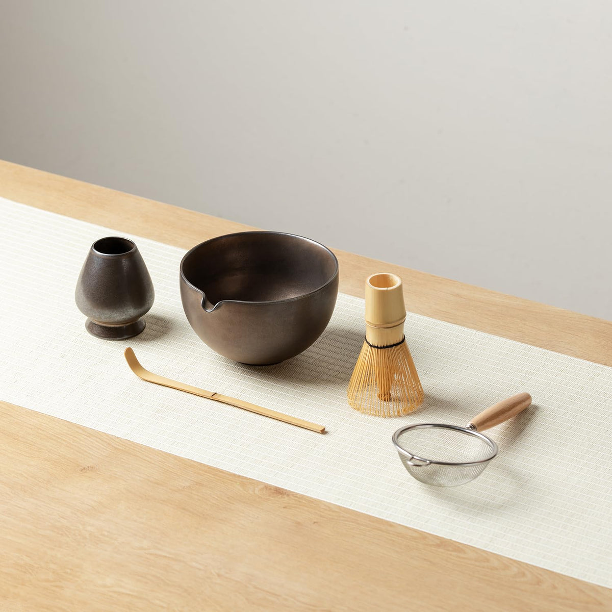 Mossen Matcha Whisk Set, Matcha Set with Ceramic Matcha Bowl, Bamboo Whisk & Holder, Sifter, Tea Scoop (Black Gold)