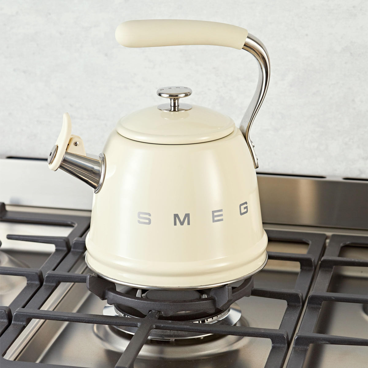 SMEG Stovetop Whistling Kettle – 50s Retro Style, 2.3 Liter (10 Cup / 2.4 Quart) Stainless Steel Tea Kettle with Iconic
