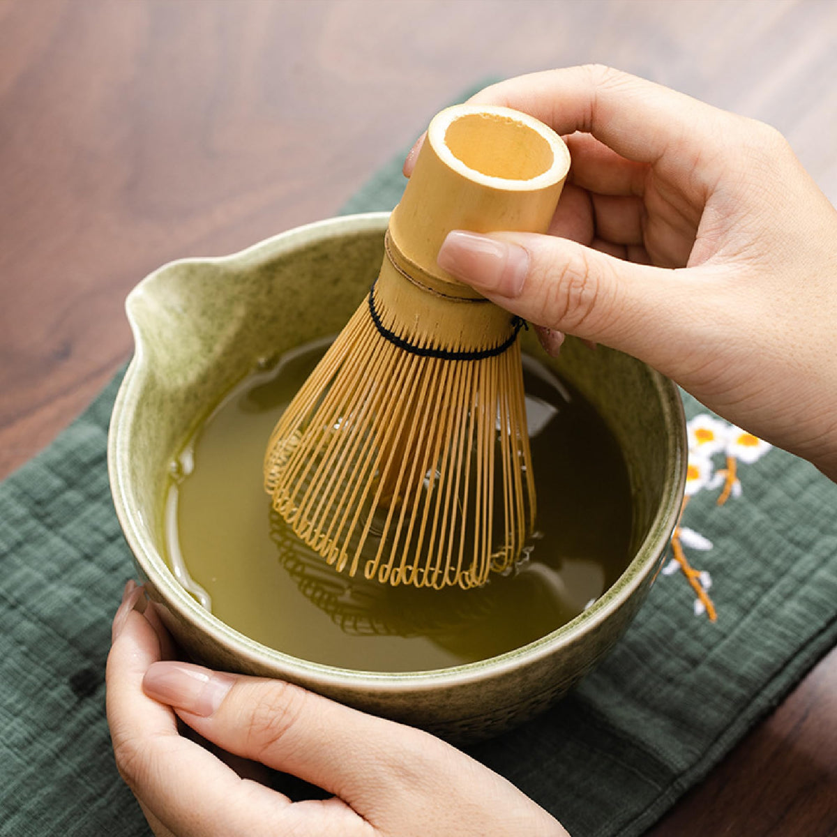 CAMATET Matcha Bowl with Spout, 500 ml/18 oz Ceramic Matcha Mixing Bowl, Japanese Ceremonial Matcha Chawan for Matcha