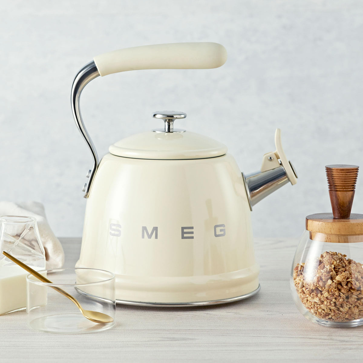 SMEG Stovetop Whistling Kettle – 50s Retro Style, 2.3 Liter (10 Cup / 2.4 Quart) Stainless Steel Tea Kettle with Iconic