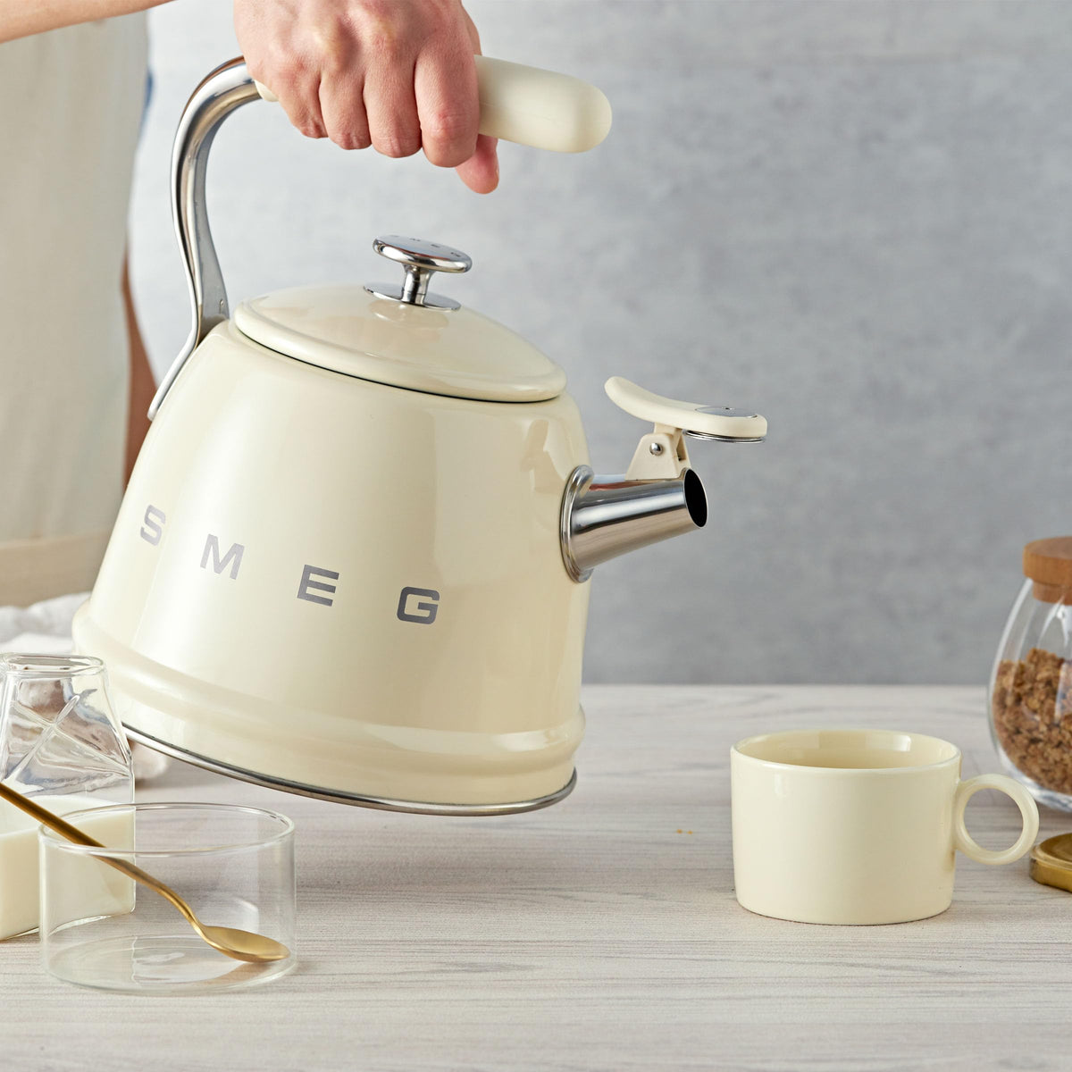 SMEG Stovetop Whistling Kettle – 50s Retro Style, 2.3 Liter (10 Cup / 2.4 Quart) Stainless Steel Tea Kettle with Iconic
