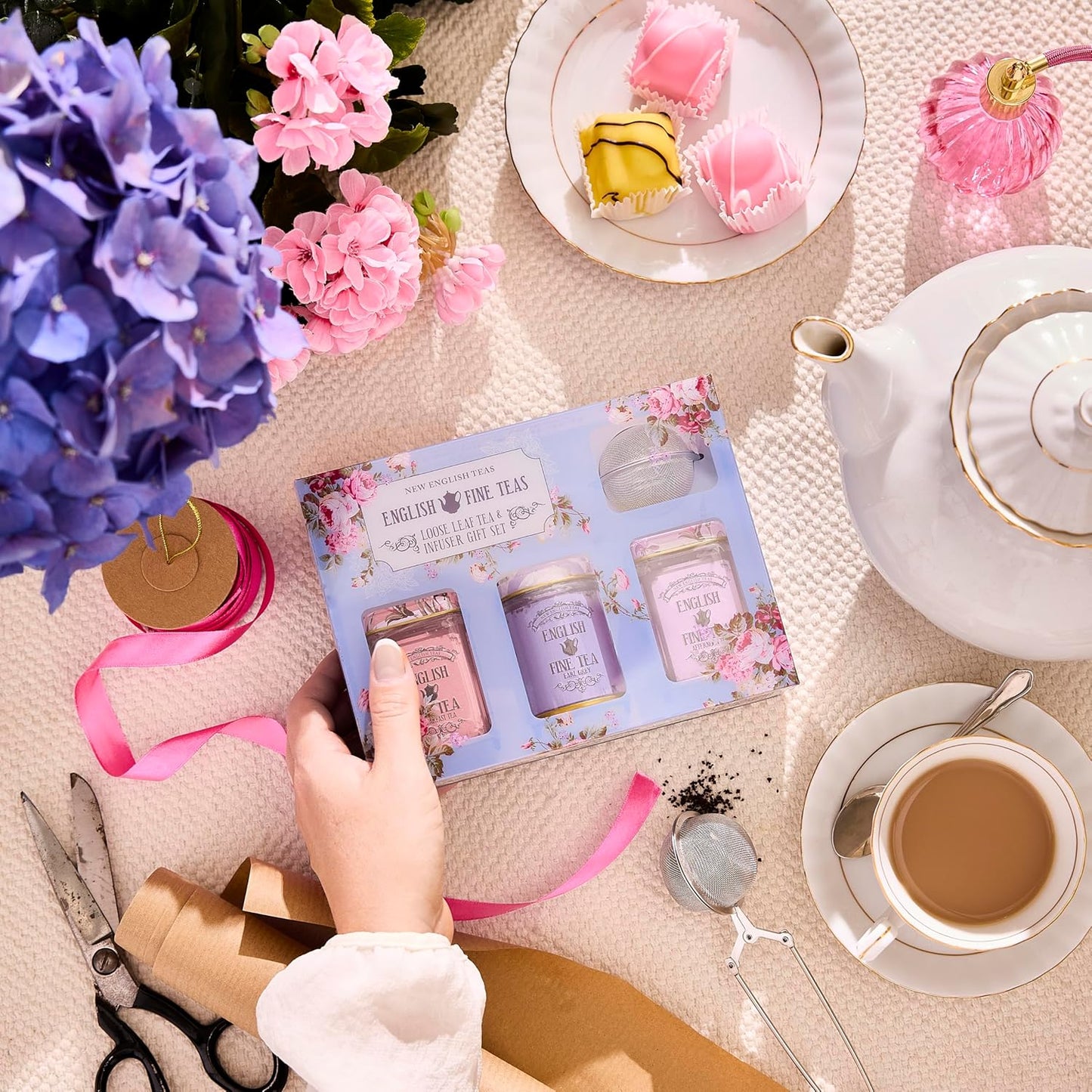 New English Teas Loose Leaf Tea & Infuser Gift Set – 3 Vintage Floral Tins with Breakfast, Earl Grey & Afternoon Blends with Loose Tea Infuser